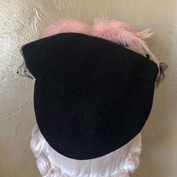 GLAMOROUS 1940s\' BLACK FELT HAT WITH POIINTY FRONT + PINK FEATHERS & DOTTED VEIL main image 6